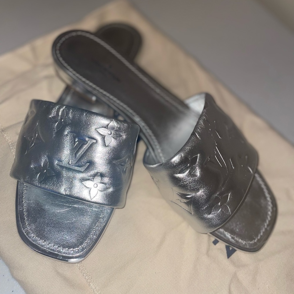 Metallic Louis Vuitton sandals size 38
